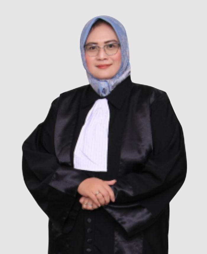 Dr. Ella Silvia, SH., MH